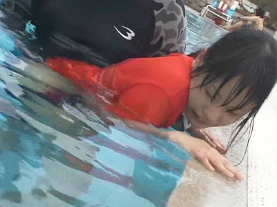 プールの監視の仕事をしている女の子が、水の中で男たちに襲われて凌辱を受けることになる